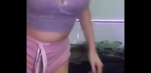  White whore twerks and shows small tits